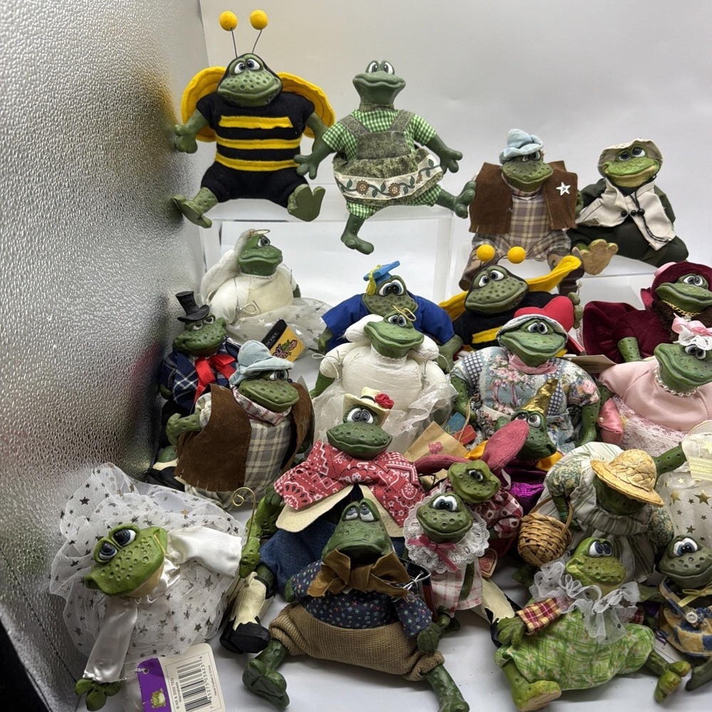 Vintage Russ Berrie Critter Lot Of 28 Resin Frog Plush Shelf Sitters - Picture 15 of 16